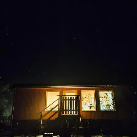 Tiny House Am Waldrand بيت للعطل *