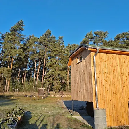 Tiny House Am Waldrand بيت للعطل *